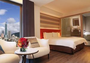 台北的住宿－台北美侖大飯店，酒店客房设有床、沙发和窗户。