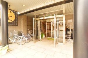 una entrada a un edificio con bicicletas estacionadas fuera en Private House IT / Vacation STAY 47911 en Takayama