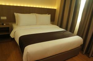 Uma cama ou camas num quarto em LABUAN JATI HOTEL