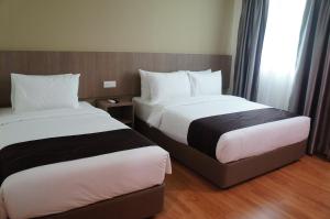 Uma cama ou camas num quarto em LABUAN JATI HOTEL