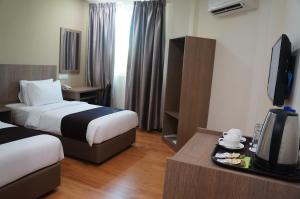 Uma cama ou camas num quarto em LABUAN JATI HOTEL