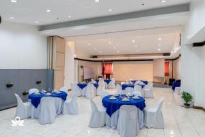 The business area and/or conference room at Check Inn Hotel Dumaguete City by RedDoorz