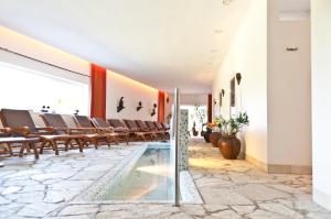 Bazén v ubytování Hotel Alpenkrone nebo v jeho okolí