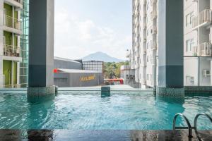 a swimming pool in the middle of a building at OYO 1405 Easton Park Residence in Bandung