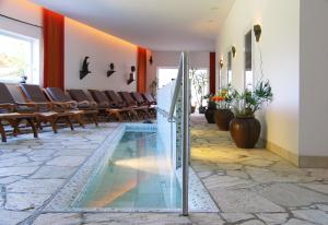 Bazén v ubytování Hotel Alpenkrone nebo v jeho okolí