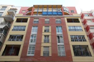馬拉加的住宿－MALDONADO LUJO SUPERIOr CENTRO MALAGA，公寓大楼设有许多窗户。