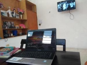 a laptop computer sitting on top of a table at Habitación privada en Casa Mestiza in Mérida