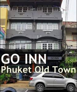 een zilveren SUV geparkeerd voor een gebouw bij GO INN Phuket old Town in Phuket +11 foto's