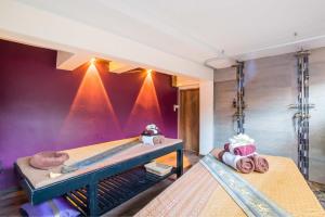 duas camas num quarto com paredes roxas em Anchan Hotel & Spa em Hua Hin