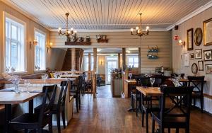 un ristorante con tavoli e sedie in legno in una stanza di Englendingavík Homestay a Borgarnes