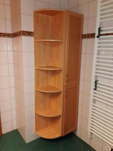 een houten plank in een keuken met een kast bij Bei Bille und Jan in Bad Bentheim