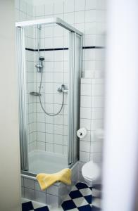 a bathroom with a shower and a toilet at Hotel am Rathaus in Heidelberg