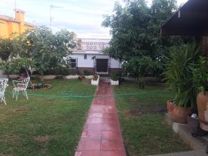 a garden with a hose on the grass at Bonito chalet en La Cala con gran jardín privado in Cala del Moral