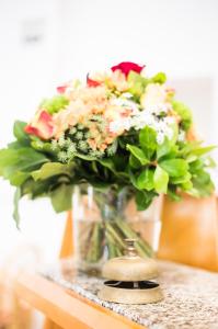 هوتيل آم راثوس في هايدلبرغ: مزهرية مع باقة من الزهور على طاولة