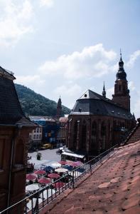 une ville avec un grand bâtiment et une rue avec des tentes dans l'établissement Hotel am Rathaus, à Heidelberg