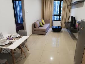 una sala de estar con un sofá y una mesa en LAVENDER Suite@I_CITY, en Shah Alam