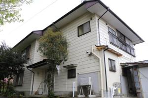 Nakatsugawa - House / Vacation STAY 39303 في ناكاتسوجاوا: بيت ابيض بسقف مقامر