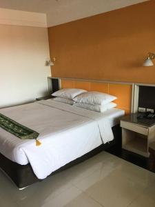 Postel nebo postele na pokoji v ubytování Tonkoon Hotel