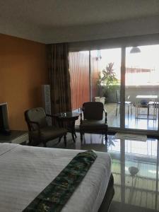 Postel nebo postele na pokoji v ubytování Tonkoon Hotel