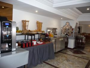 HOTEL KAMAL CITY CENTER的咖啡和沏茶工具