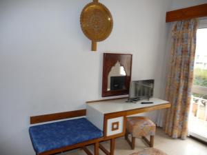HOTEL KAMAL CITY CENTER的电视和/或娱乐中心