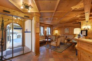 Posezení v ubytování Hotel Alpenroyal
