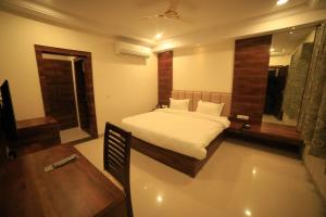 Giường trong phòng chung tại Adya Inn