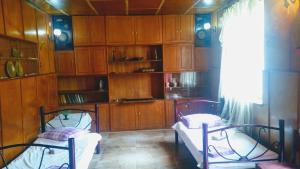 2 Betten in einem Zimmer mit Holzschränken in der Unterkunft Colibri Home in Kutaissi