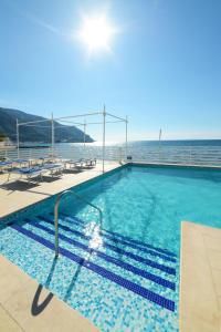 ein Schwimmbad mit dem Ozean im Hintergrund in der Unterkunft Hotel Miramare Stabia in Castellammare di Stabia