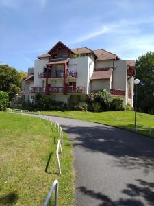 ein Gebäude am Straßenrand in der Unterkunft Park de Vincennes in Pau