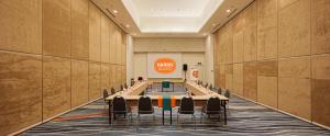 雅加达椰风伽德哈里斯酒店及会议中心商务区和/或会议室