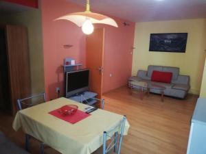 - un salon avec une table et un canapé dans l'établissement Лукс апартамент, à Stara Zagora