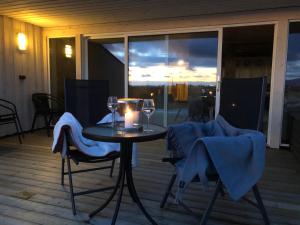 En sittgrupp på Laukvik Suites