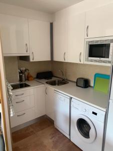 cocina con fregadero y lavadora en Soleado apartamento en Panticosa, a 50 m. del telesilla, en Panticosa