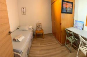 Habitación pequeña con cama y escritorio. en Soleado apartamento en Panticosa, a 50 m. del telesilla, en Panticosa