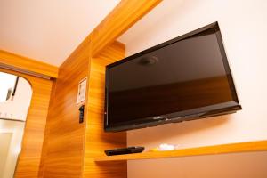 een flatscreen-tv aan een muur bij U-Neru in Narashino