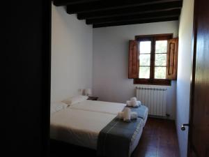 Un dormitorio con una cama con dos ositos de peluche. en Cases Puigcerdà Villaldach en Puigcerdá