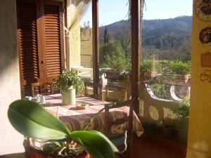 balcón con mesa y vistas a la montaña en Il Boscaccio, en Camaiore