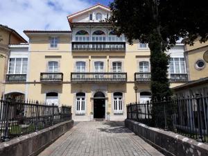 un gran edificio amarillo con balcón en la parte superior en Hotel Palacio de Garaña, en Garaña