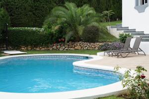 Bazén v ubytovaní Luxury Villa Marbella with nice garden, Pool and Jacuzzi BY Varenso Holidays alebo v jeho blízkosti