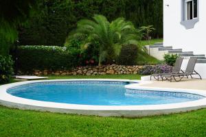 Bazén v ubytovaní Luxury Villa Marbella with nice garden, Pool and Jacuzzi BY Varenso Holidays alebo v jeho blízkosti
