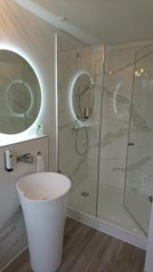 Ein Badezimmer in der Unterkunft Hotel in Herrenhausen