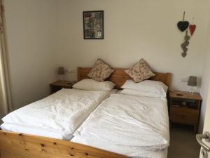 2 camas individuais num quarto com 2 mesas em Apartment Coley em Ramsau am Dachstein