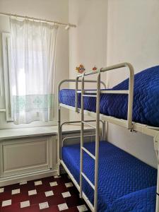 Двухъярусная кровать или двухъярусные кровати в номере CASA GIULIA
