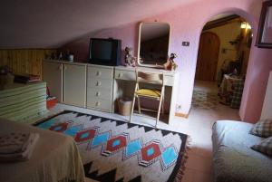 TV a/nebo společenská místnost v ubytování B&B IL QUERCETO