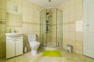 La salle de bains est pourvue d'une douche, de toilettes et d'un lavabo. dans l'établissement Pokoje gościnne Norbu, à Kudowa-Zdrój