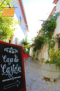 een bord voor een café in een straat met planten bij Casa do Castelo Ourém in Ourém