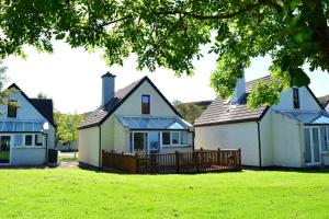 eine Gruppe von Häusern mit einem grünen Hof in der Unterkunft Cottage 346 - Clifden in Clifden