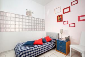 sypialnia z łóżkiem, komodą i oknem w obiekcie Maison Lubeba w Sorrento