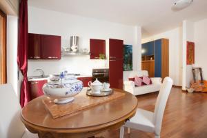 kuchnia i jadalnia ze stołem i krzesłami w obiekcie Maison Lubeba w Sorrento
